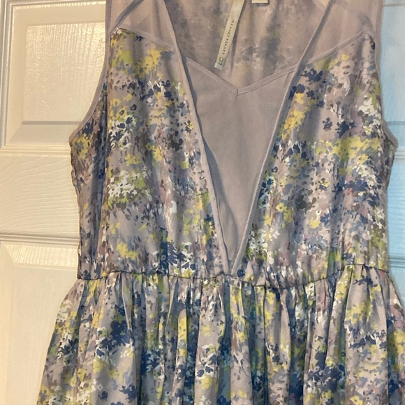Lauren Conrad Sz 8 beautiful flowered dress - Picture 2 of 5
